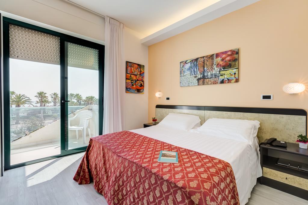 Deluxe Room One Queen One Single Bed Balcony or Non-Smoking,422389698:JPEG