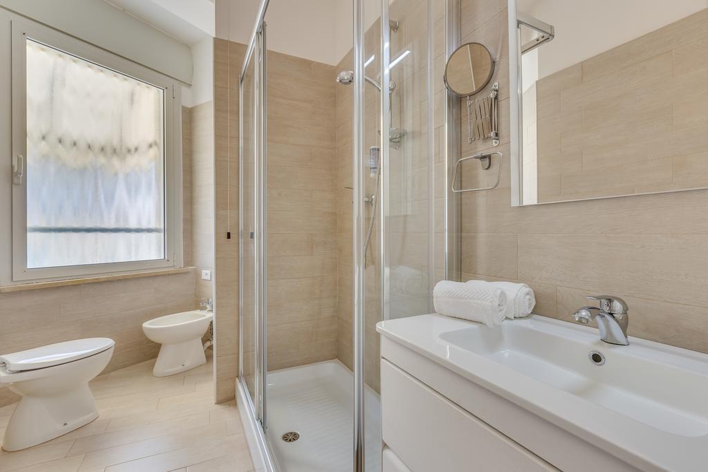 Zimmer mit Queensize-Bett und Whirlpool-Badewanne