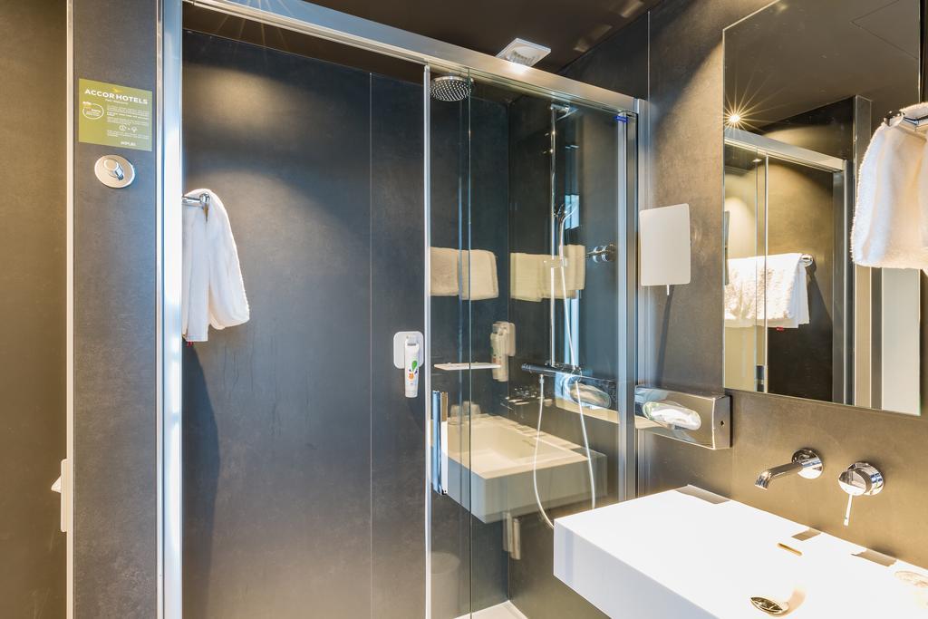 Standaardkamer met 2 eenpersoonsbedden en een bank
