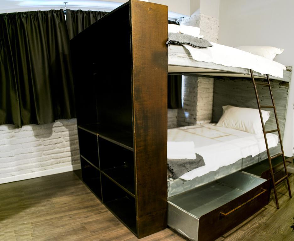 Cama en habitación compartida masculina de 4 camas con baño privado