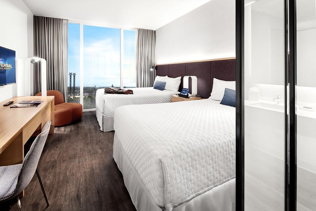 Zimmer mit 2 Queensize-Betten und Blick auf die Skyline - für Hörgeschädigte geeignet (mit frühem Zugang zum Park*)