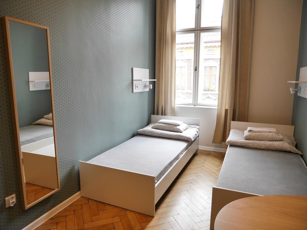 Chambre Lits Jumeaux avec Salle de Bains Commune