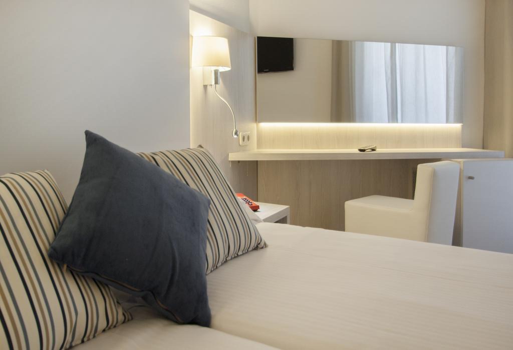 Tweepersoonskamer met 1 of 2 Bedden en Gedeeltelijk Uitzicht op Zee