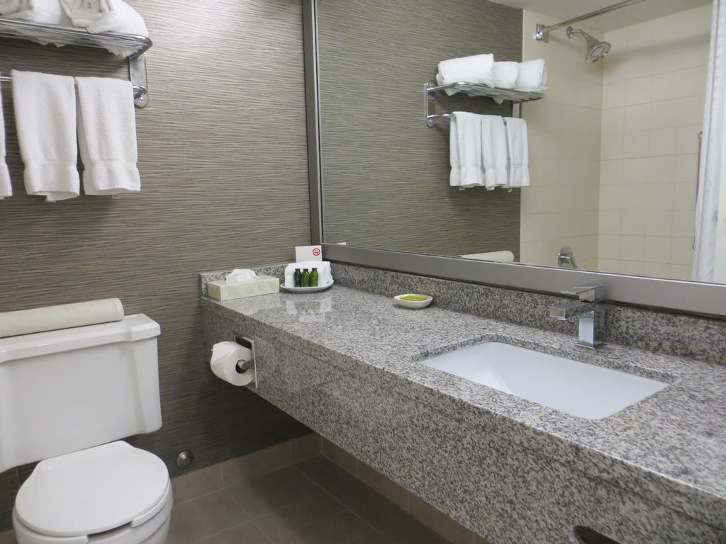 Chambre Double de Luxe avec 2 Lits Doubles et Balcon