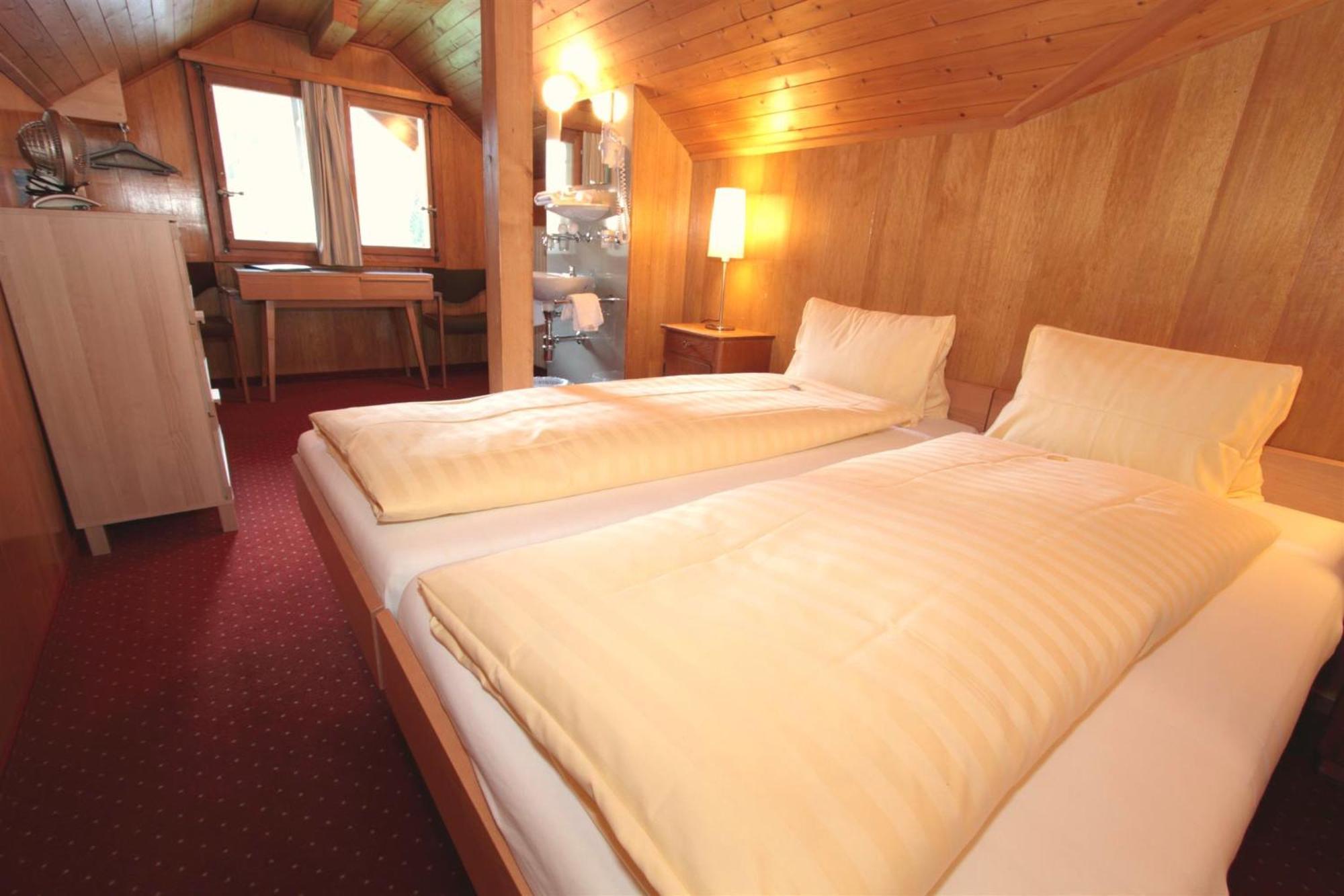 Chambre Mansardée Sobre avec Salle de Bains Commune (sans Ascenseur)
