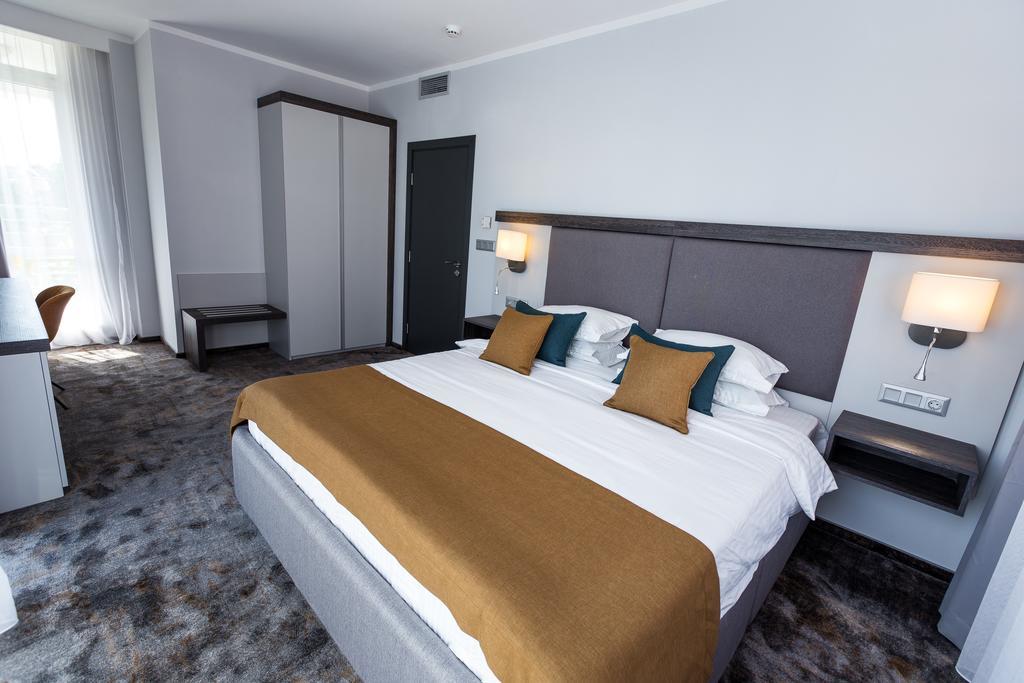 Familiensuite mit 2 Schlafzimmern mit Kingsize-Bett, Wohnbereich und Poolblick