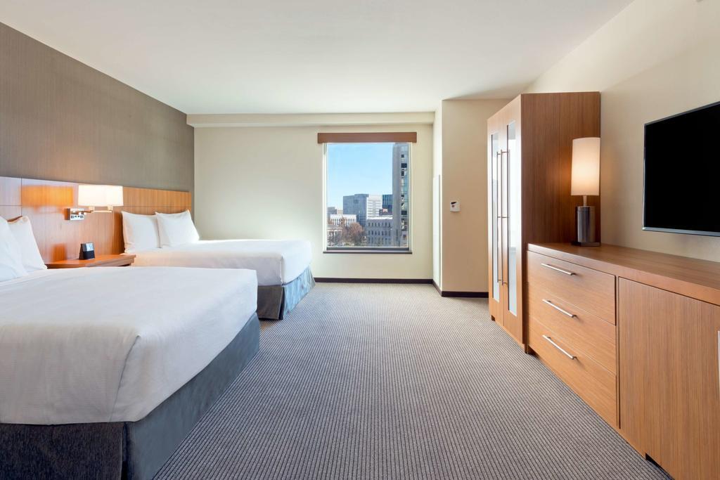 Zimmer mit 2 Queensize-Betten und barrierefreier Badewanne - barrierefrei