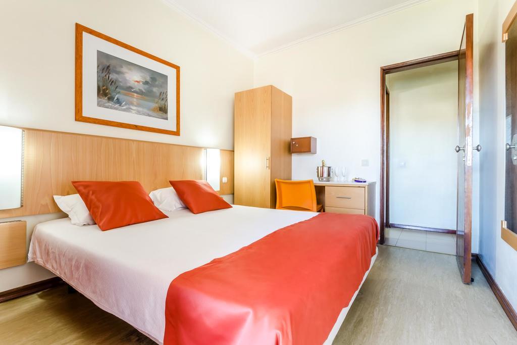 Quarto com Cama de Casal ou 2 de Solteiro e Banheiro Privativo