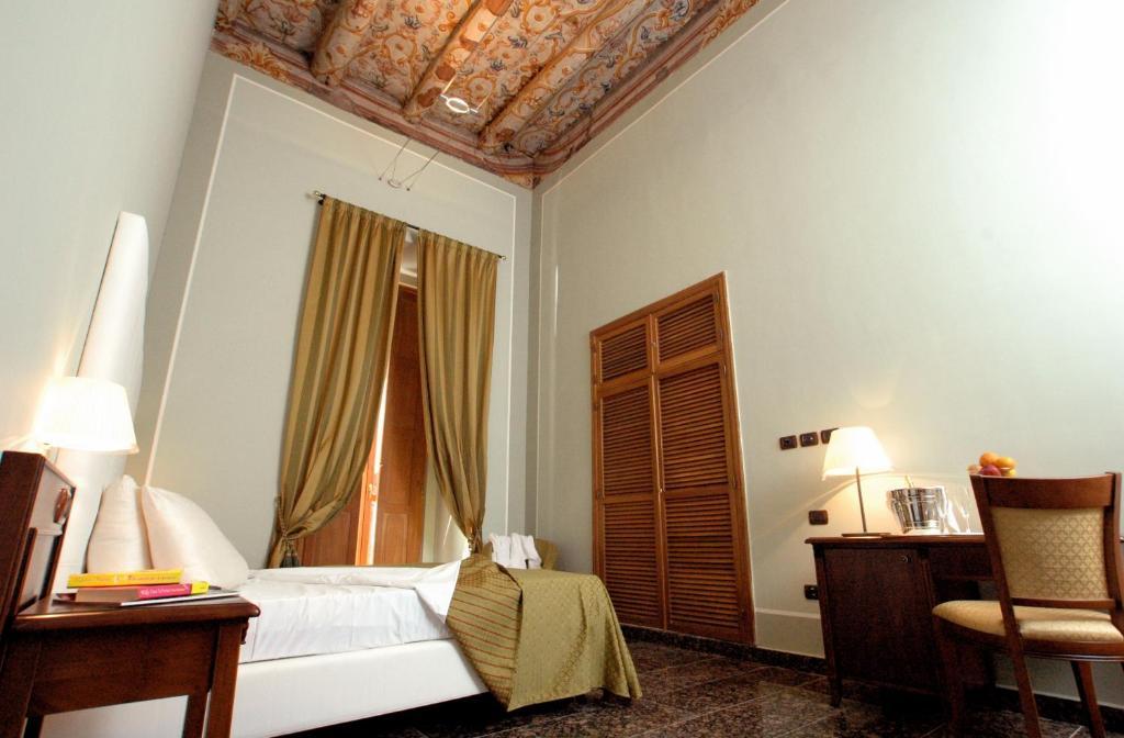 Suíte com Cama King-size e Banheira de Hidromassagem