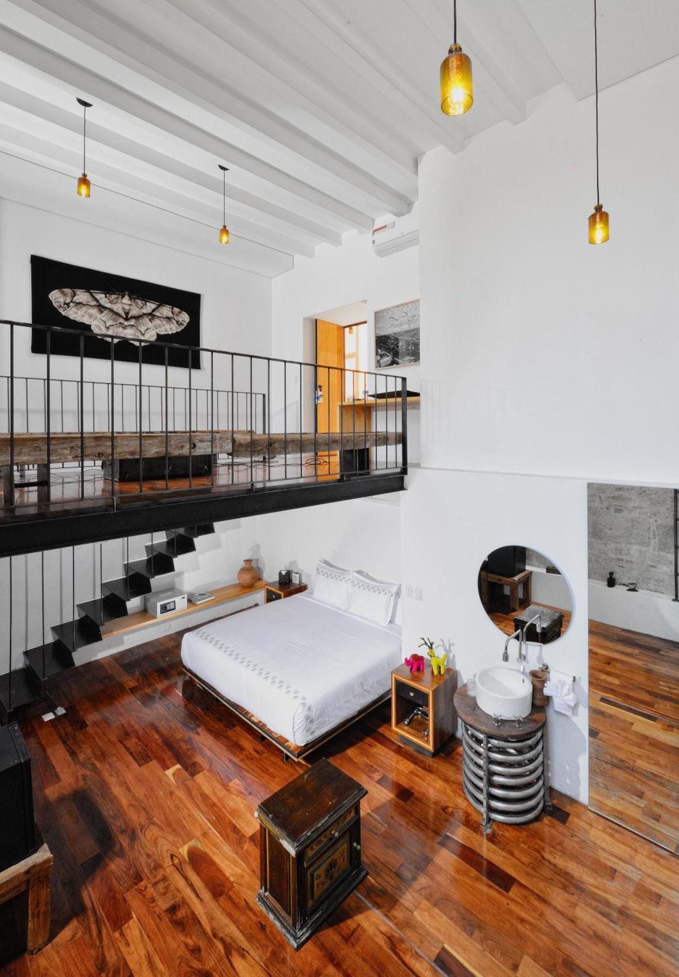 Suite con cama grande y balcón