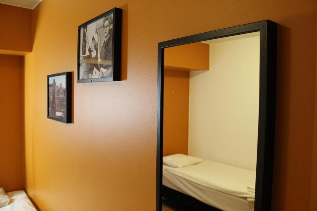 Chambre lits jumeaux avec Salle de Bains Commune (sans fenêtre)