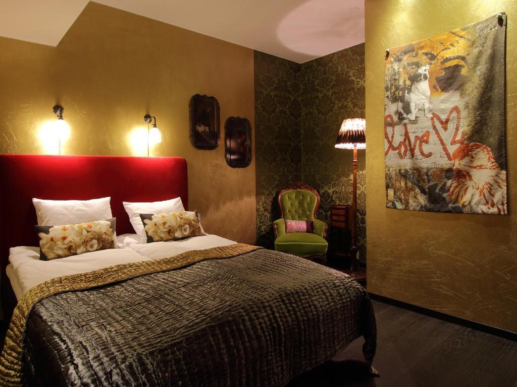 Zweibettzimmer mit eigenem Bad (ohne Fenster)
