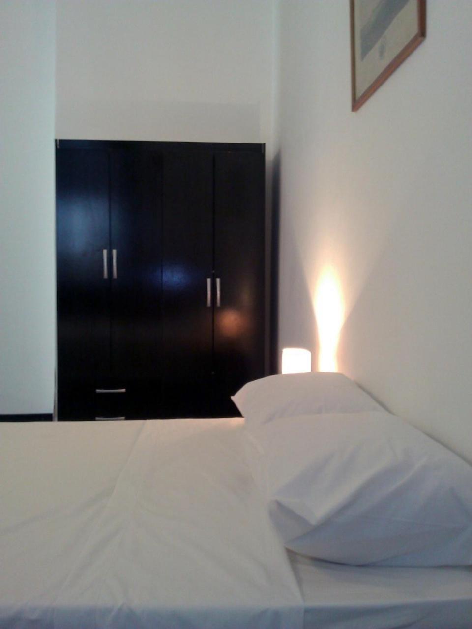 Quarto Individual Standard com Banheiro Compartilhado