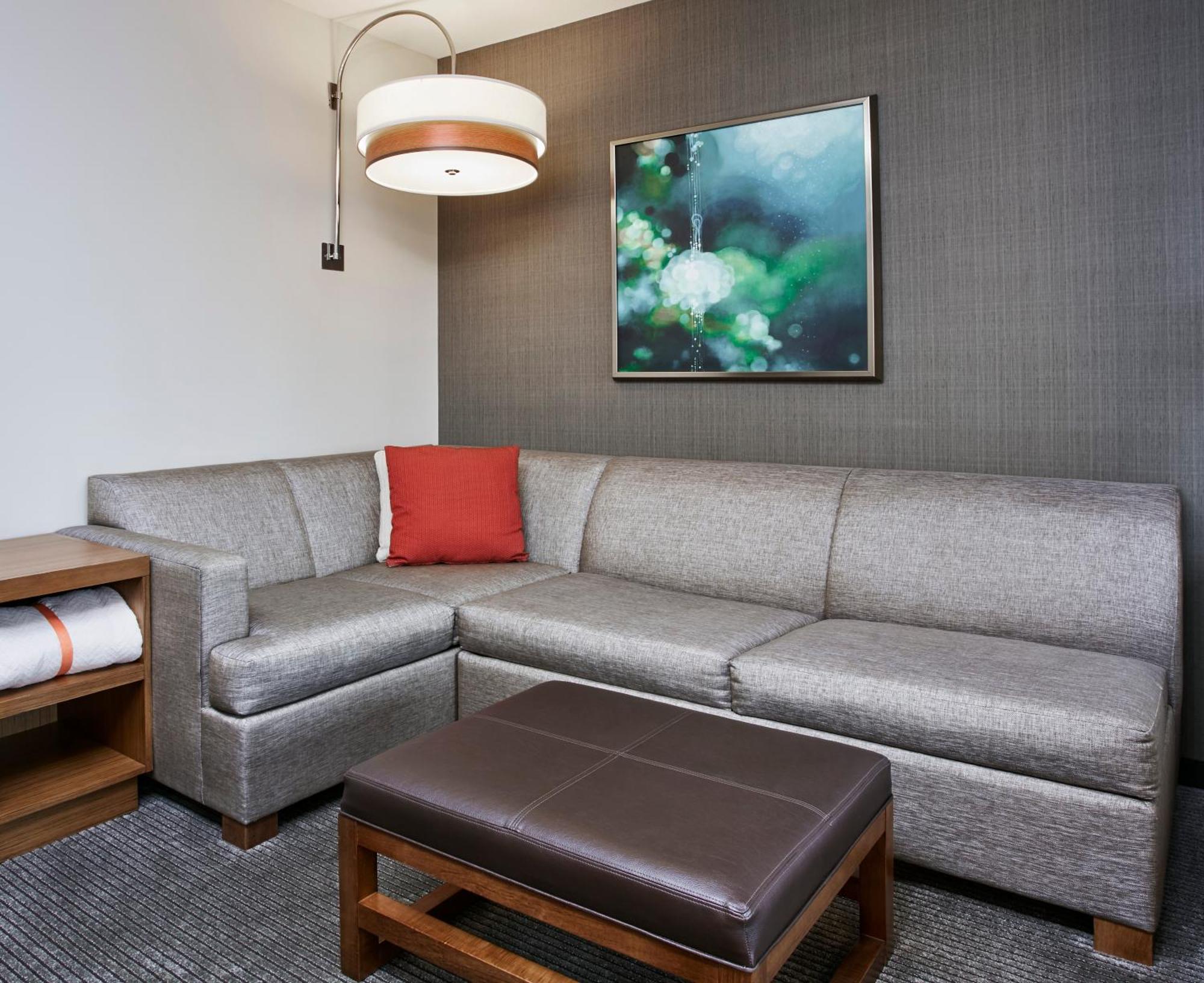 Zimmer mit Kingsize-Bett und Schlafsofa