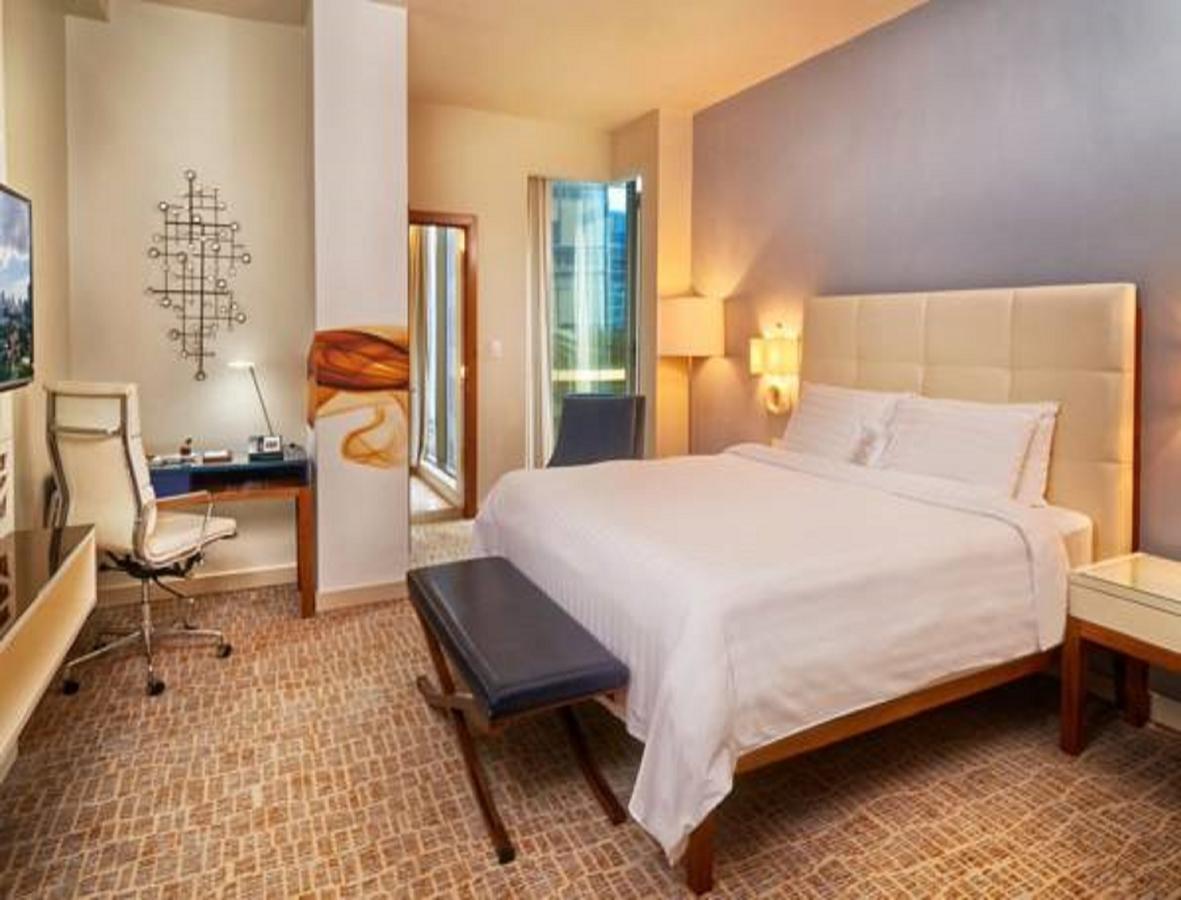 Quarto com Cama King-size e Vista da Cidade
