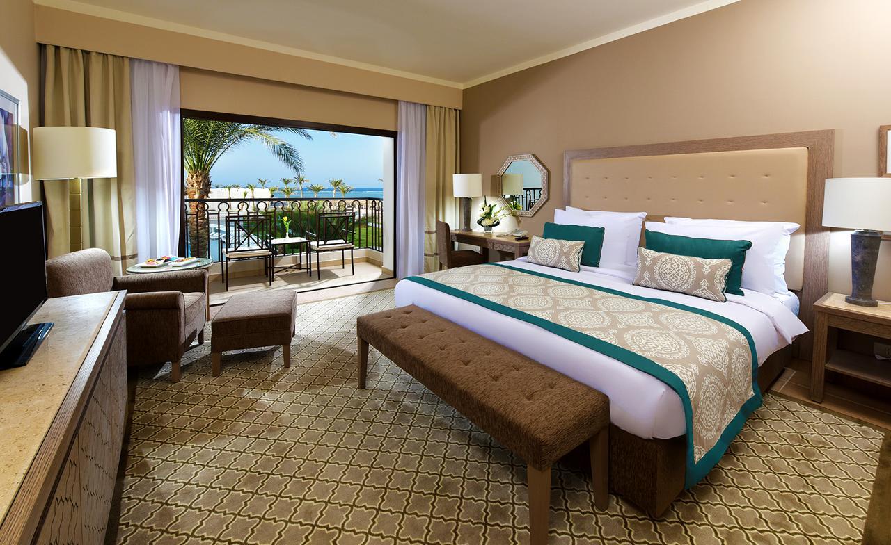 Deluxe Familiekamer met Queensize Bed en Gedeeltelijk Uitzicht op Zee