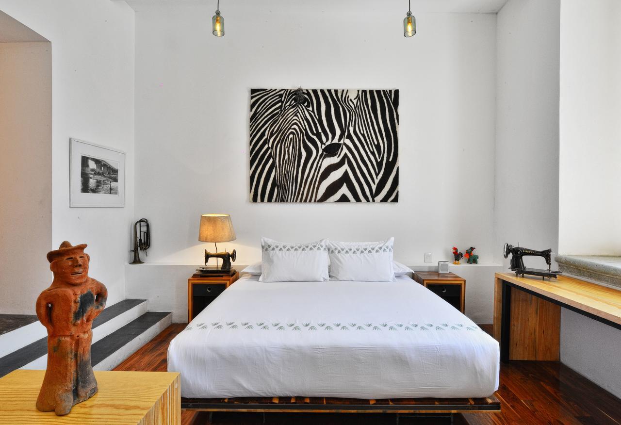 Suite con cama grande y balcón