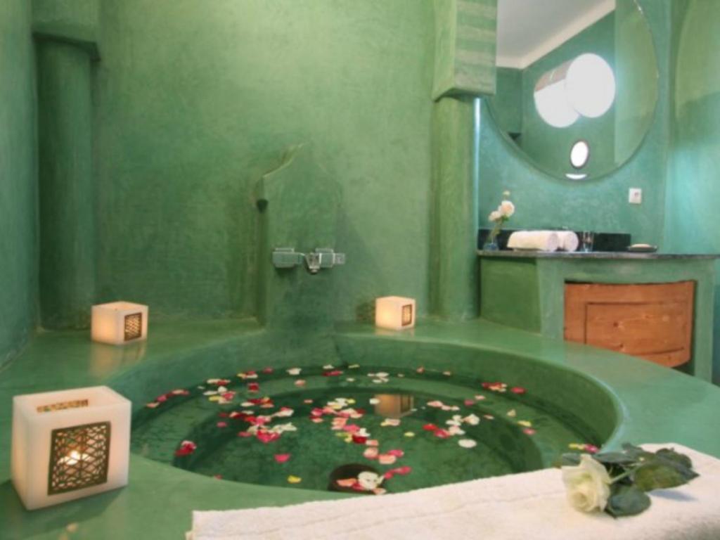 Suite bath,133447773:JPEG