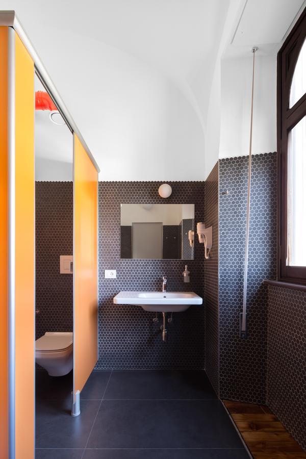 Posto Letto in Dormitorio Femminile con 6 Letti