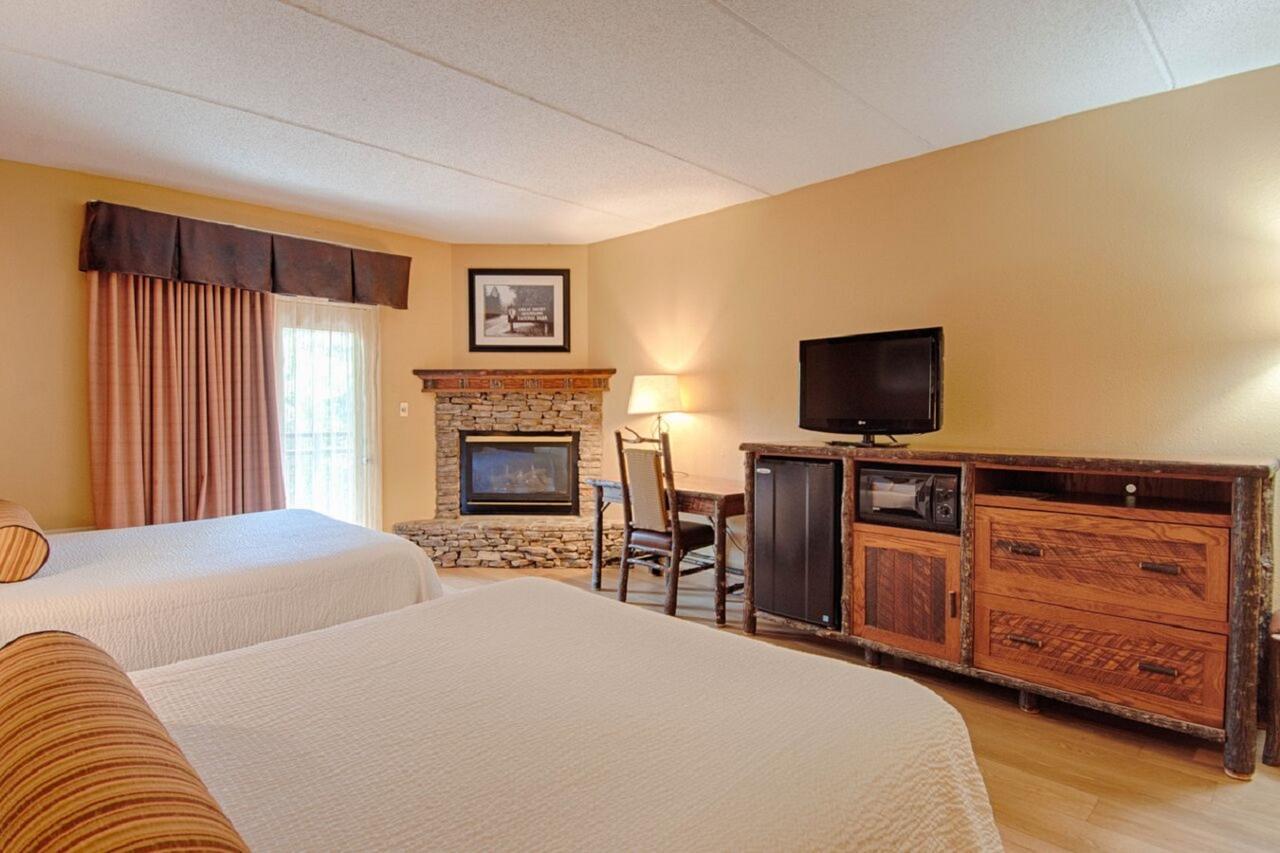 Executive Queen Room Two Queen Beds,718362883:JPEG