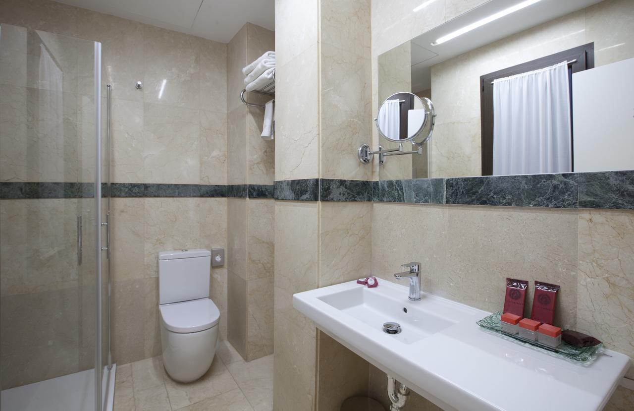 Single Room,663528189:JPEG