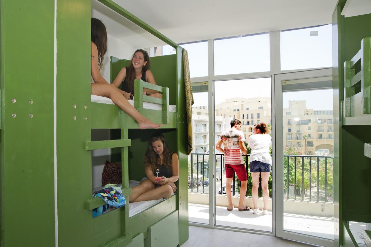 Lit dans Dortoir Féminin de 12 Lits