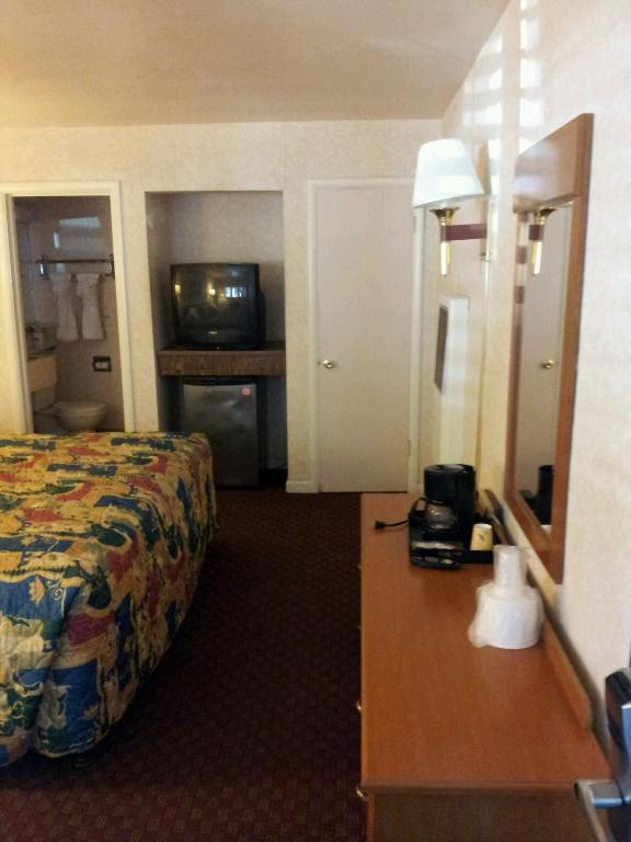 Zimmer mit Kingsize-Bett