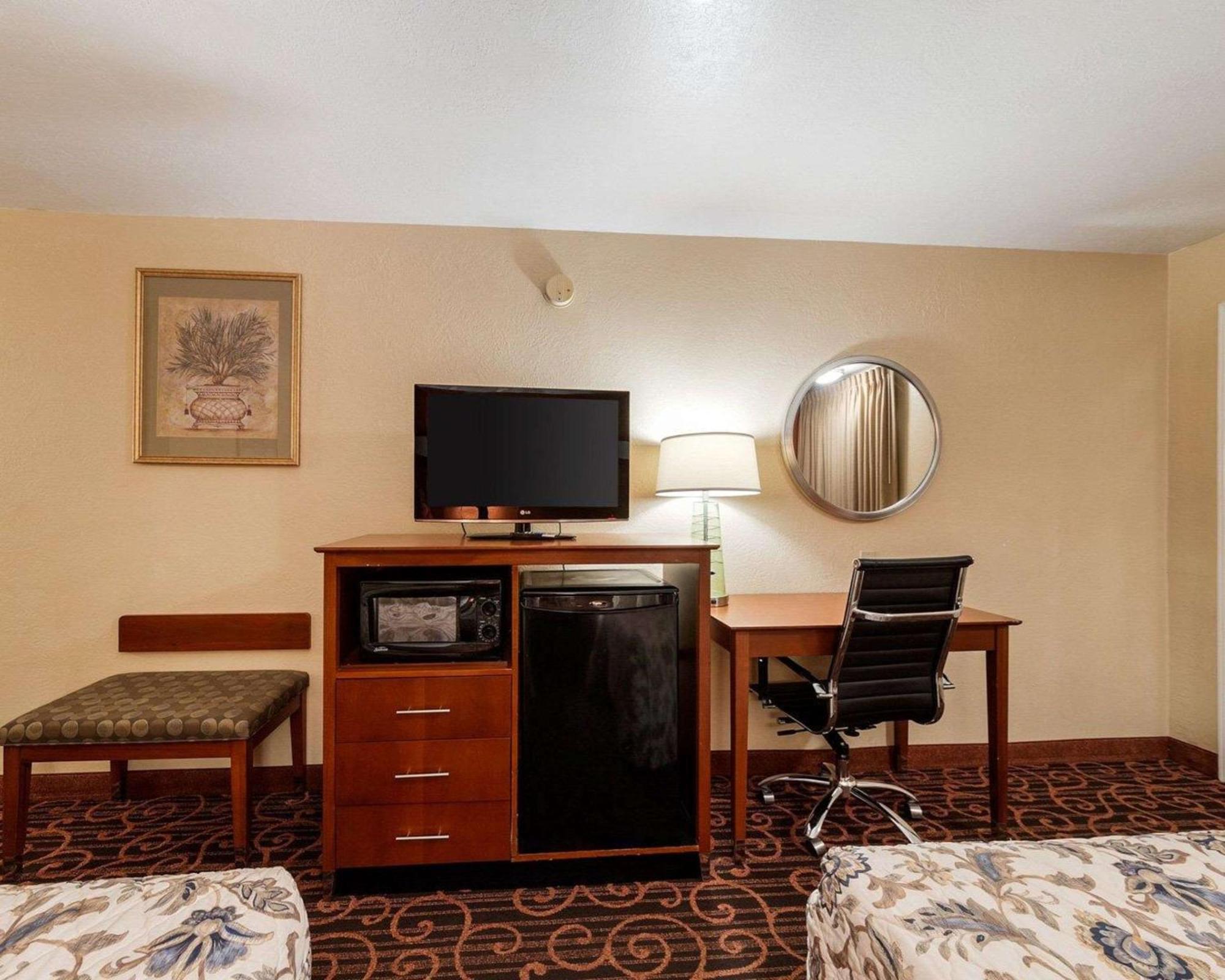 Queen Room with Two Queen Beds - Smoking