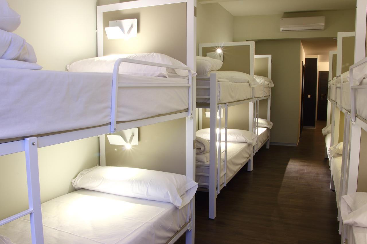 Beliche Premium em Dormitório Misto com 14 Camas e Casa de Banho Privativa
