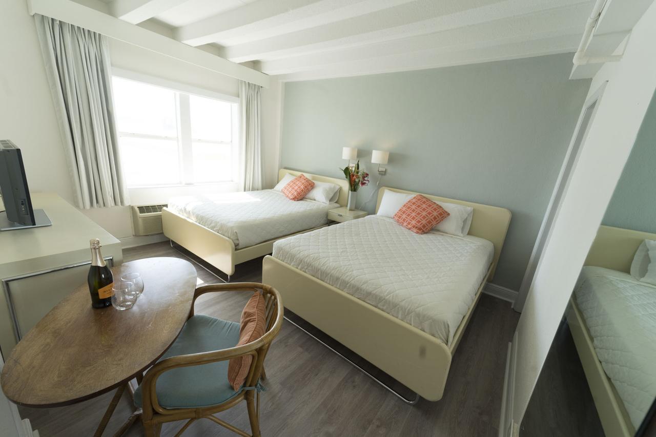 Quarto com 2 Camas de Casal e Vista Mar