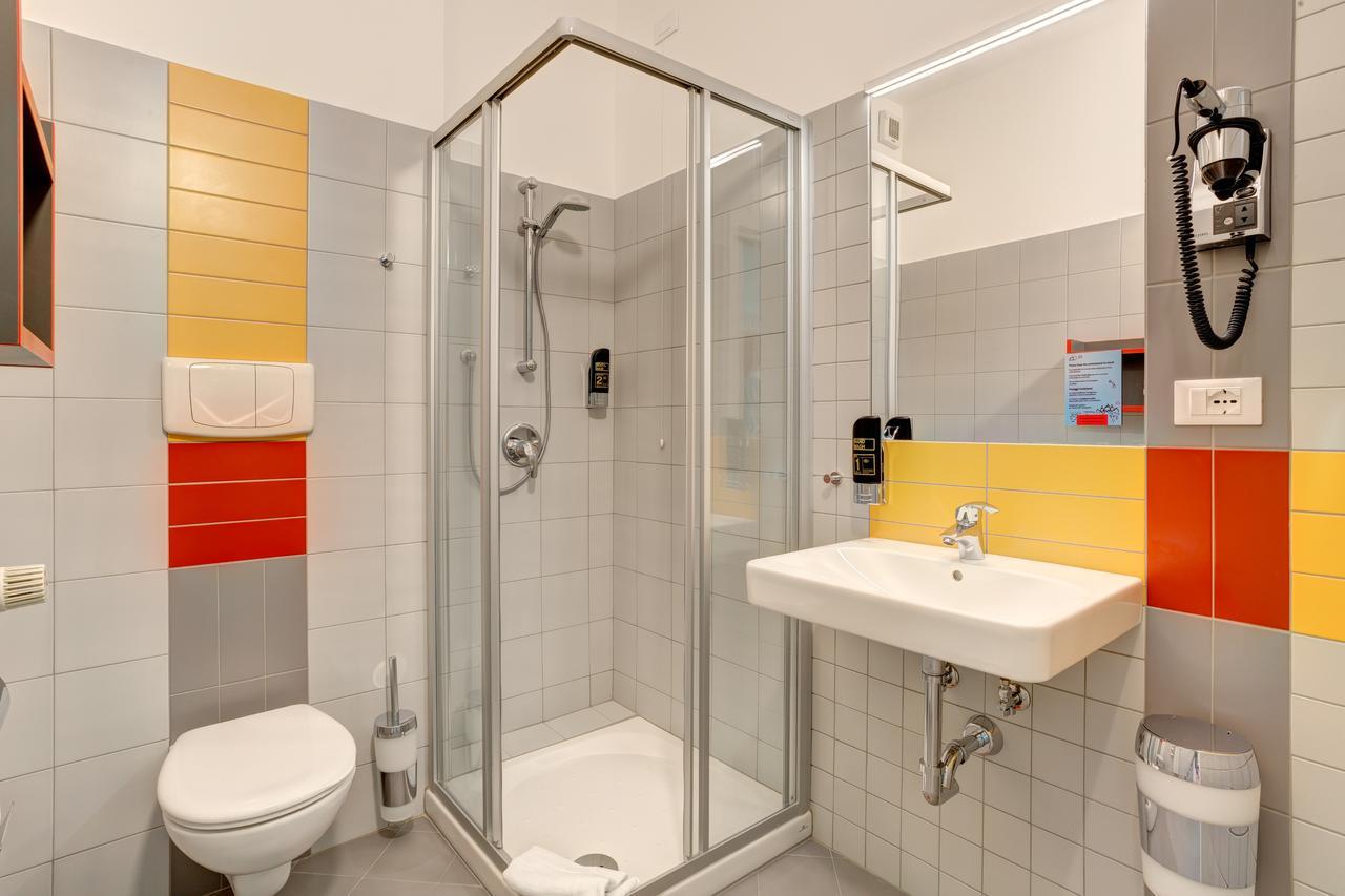 Twin Room (1 Adult),579494544:JPEG
