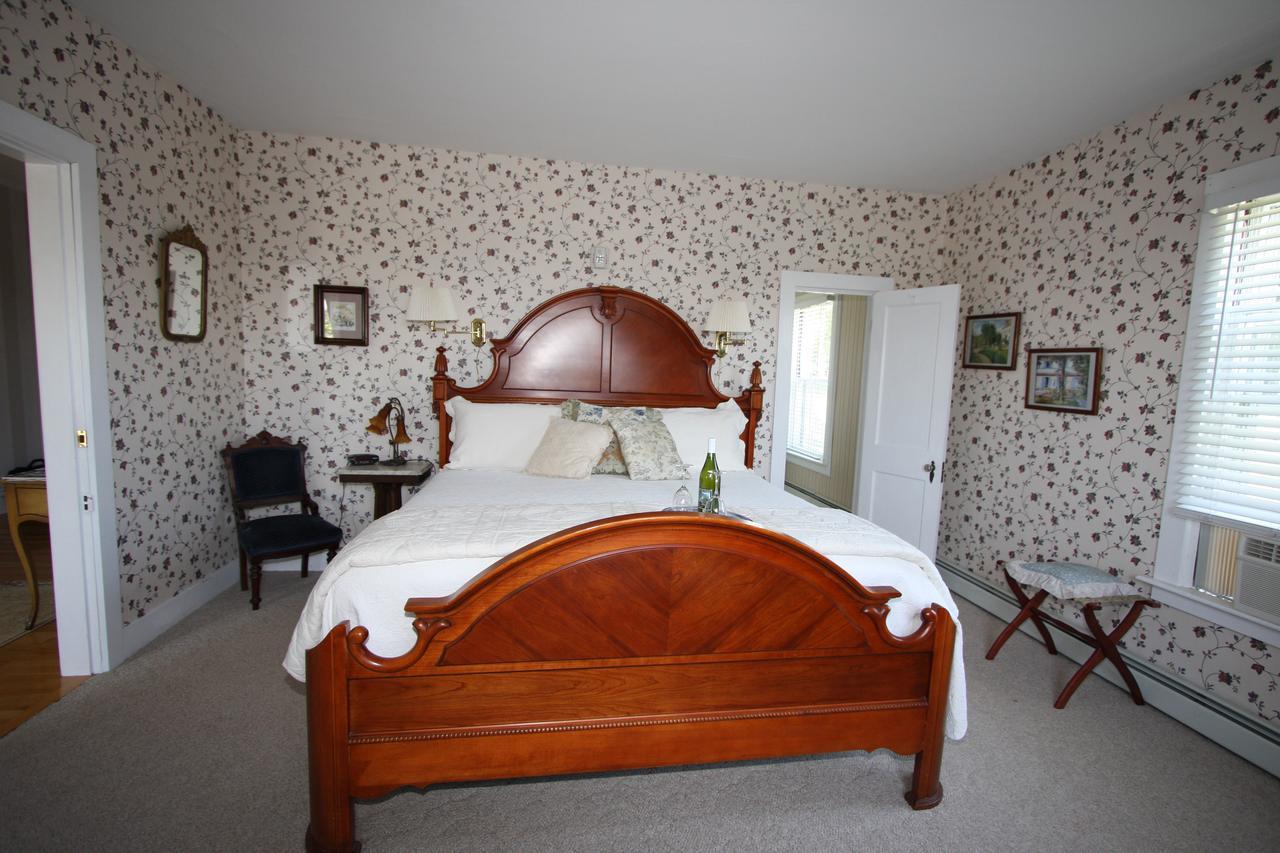 Deluxe Double Room with Side Sea View