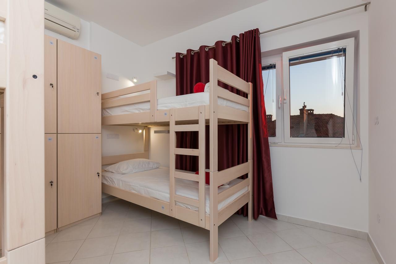 Bed in een Gemengde Slaapzaal met 10 Bedden