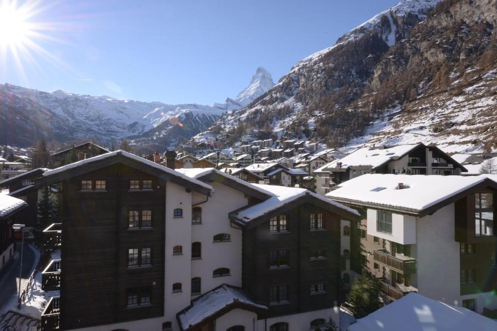 Deluxe Doppelzimmer mit Balkon und Blick auf das Matterhorn