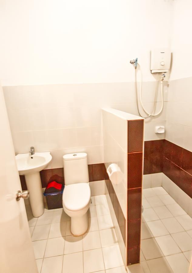 Quadruple Room Bathroom,605365314:JPEG