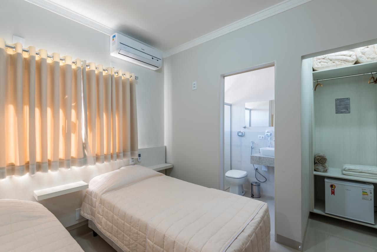 Quarto com 2 Camas de Solteiro