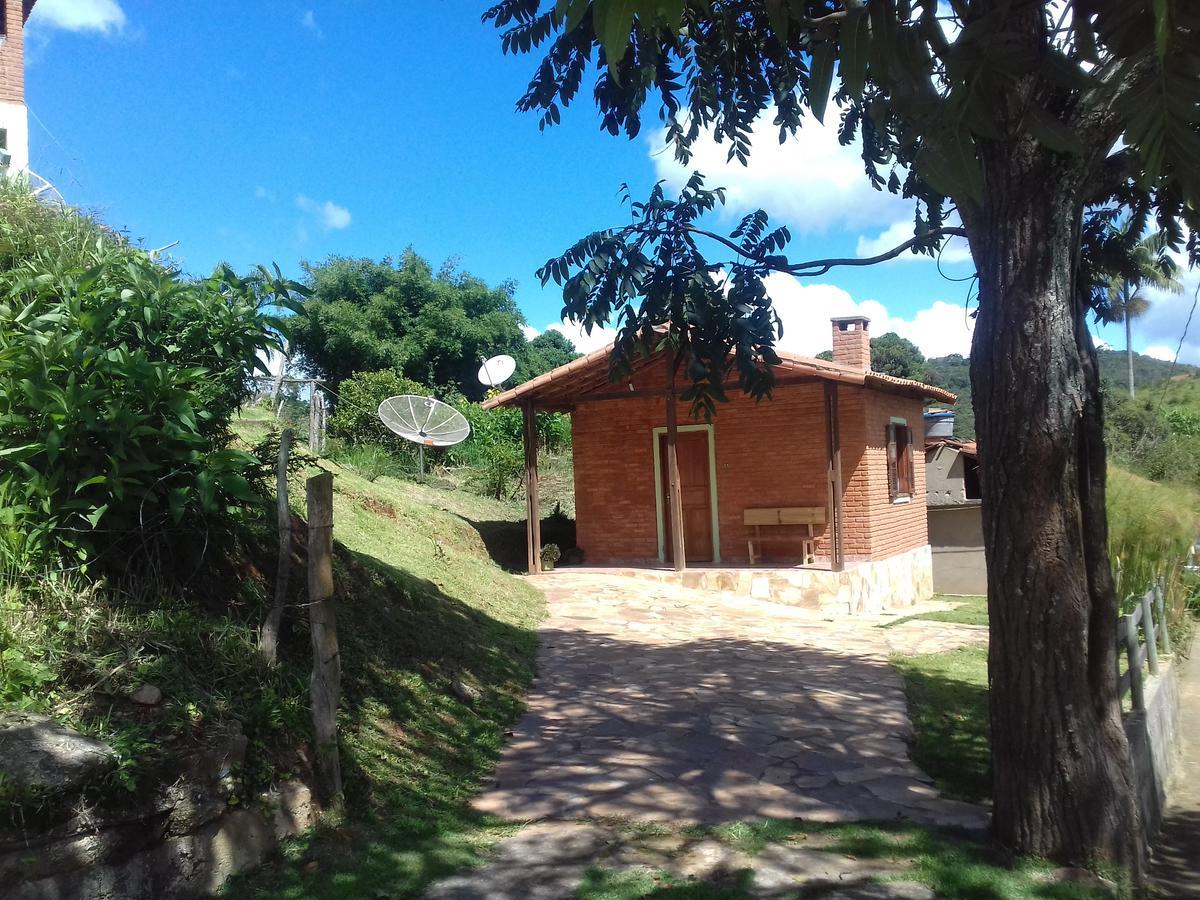Quarto com Cama de Casal ou 2 de Solteiro e Banheiro Privativo