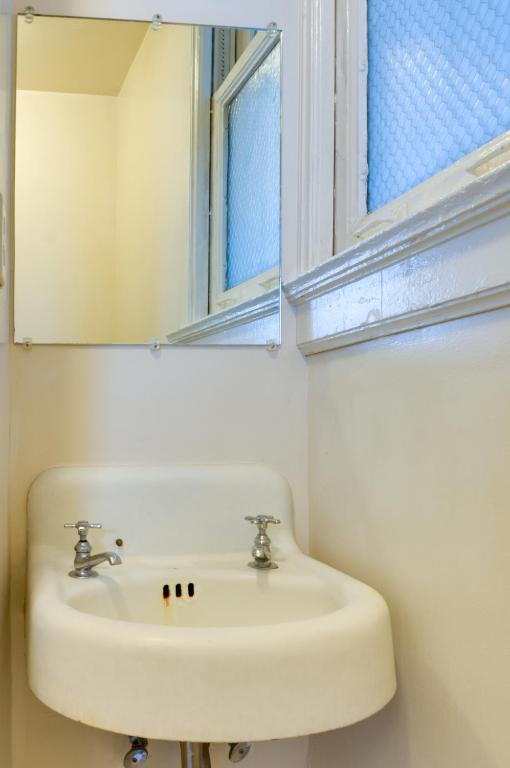 Standaard Kamer met 1 Tweepersoonsbed en Gedeelde Badkamer