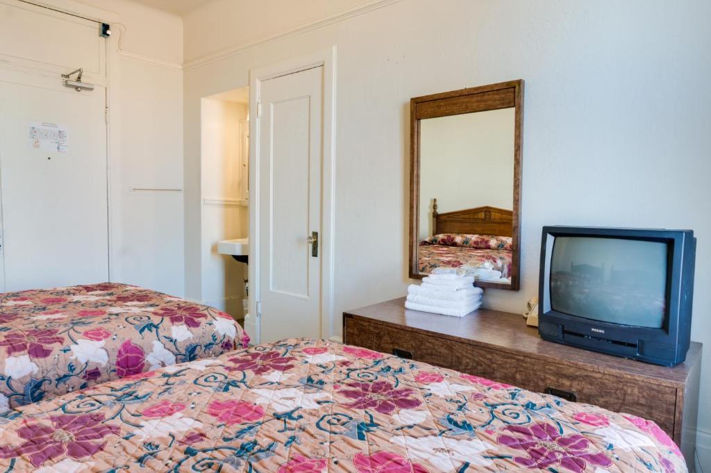 Tweepersoonskamer met 2 Aparte Bedden en Eigen Badkamer