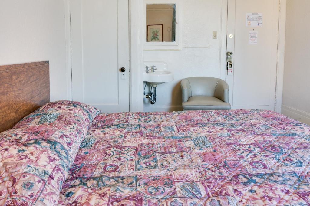 Tweepersoonskamer met 2 Tweepersoonsbedden en een Gedeelde Badkamer