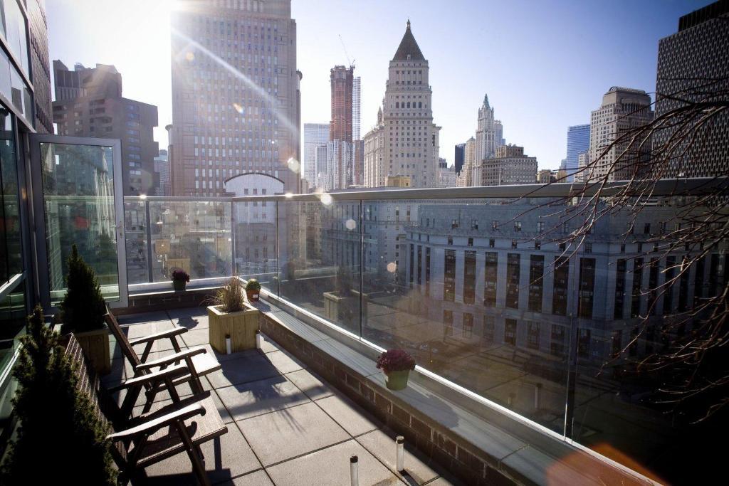 Suite Lit King-Size de Luxe avec Balcon et Vue sur la Ville