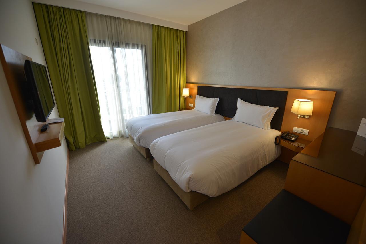 Dreibettzimmer mit Stadtblick