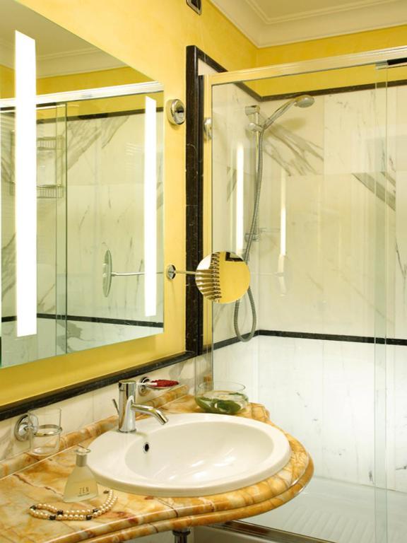 Doppel- oder Zweibettzimmer