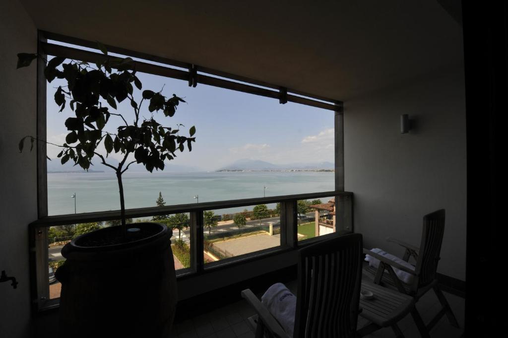 Standard Zimmer mit Seeblick und Zugang zum Spa
