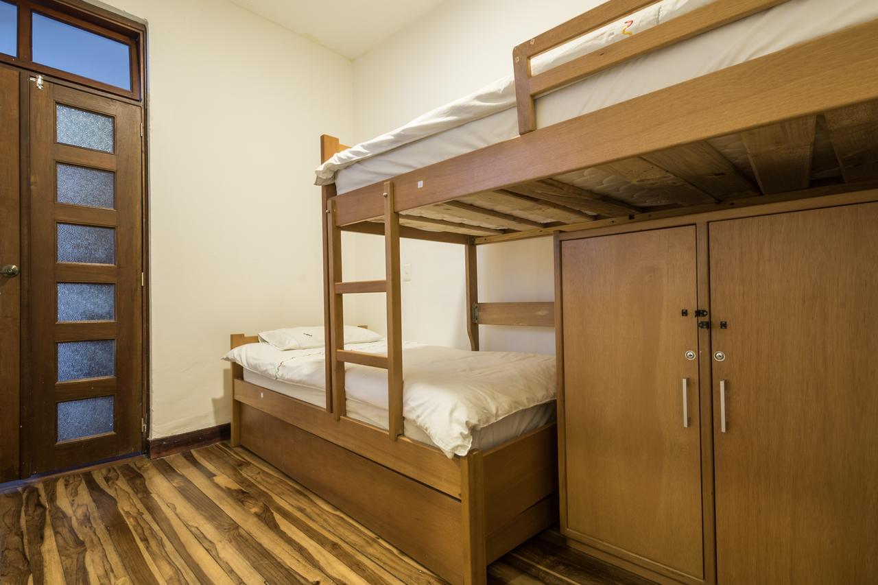 Cama individual en dormitorio compartido de 10 camas