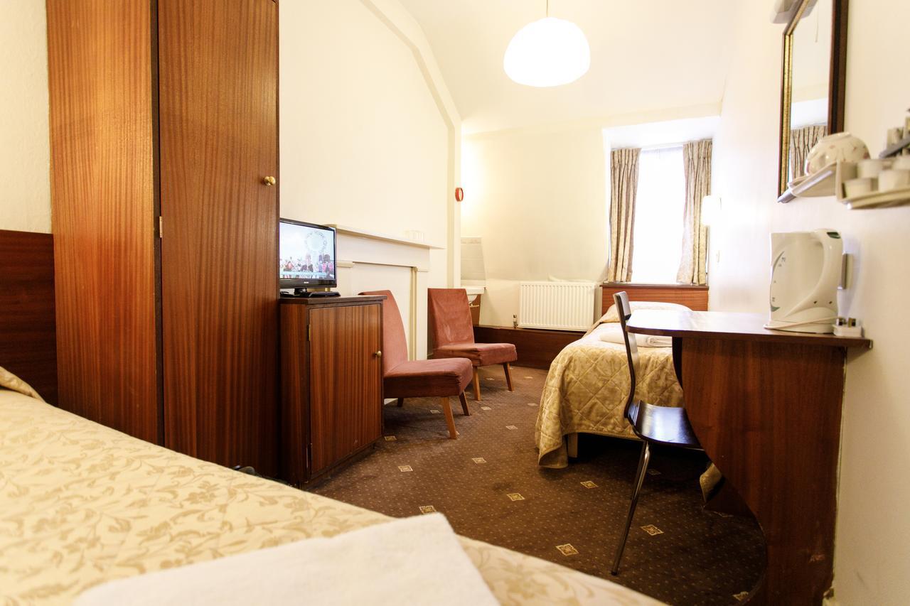 Chambre Lits Jumeaux avec Salle de Bains Commune