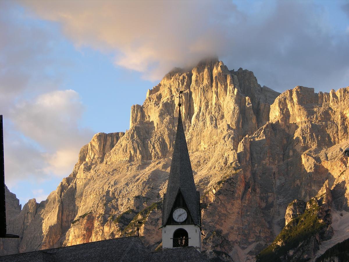 Camera Familiare con 2 Camere da Letto, 1 Letto Queen-Size e 2 Letti Singoli, Vista Montagna e Doccia - Non Fumatori