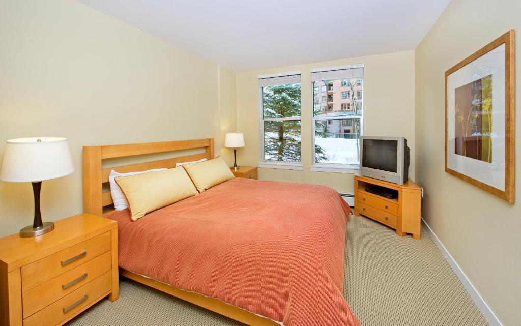 Deluxe One-Bedroom Suite Kitchenette,64745773:JPEG