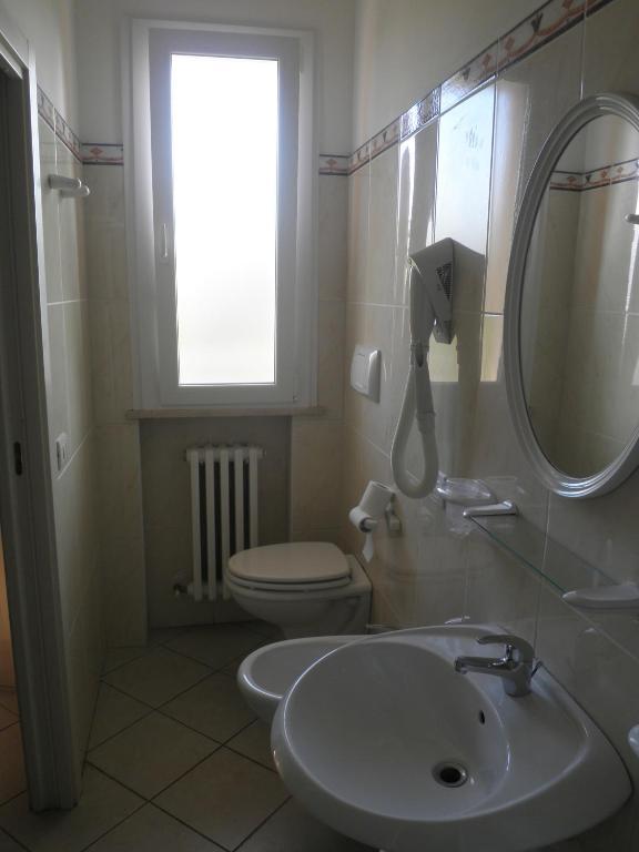 Doppelzimmer mit Balkon und Gartenblick