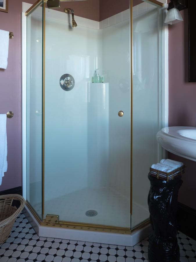 Deluxe Queen Suite